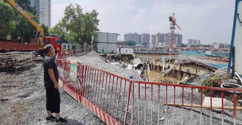 中共鄭州建投管線(xiàn)與戶(hù)外聯(lián)合黨支部共產(chǎn)黨員當(dāng)先鋒 應(yīng)急搶險(xiǎn)保暢通